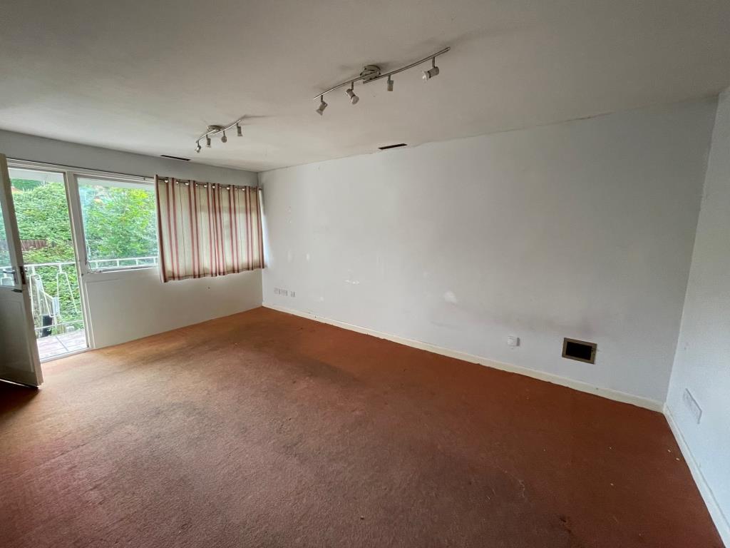 Lot: 21 - TWO-BEDROOM FIRST FLOOR MAISONETTE FOR REPAIR AND IMPROVEMENT - bedroom 1 with door to balcony at the rear